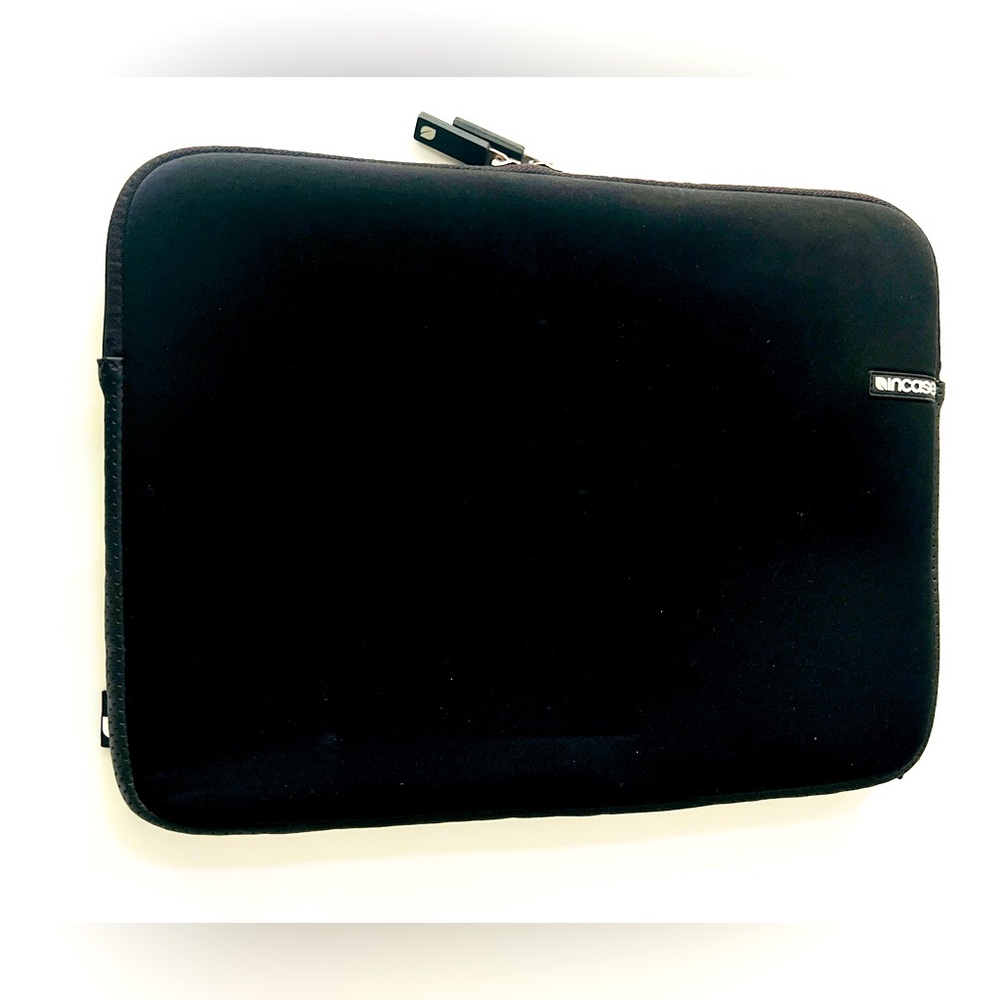 Incase Classic form cushioned laptop case Sleeve 13in Black